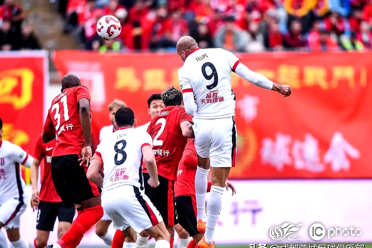 在线体育赛事-窗口期体能课后；成都蓉城篮板制胜备战CBA常规赛；气氛紧张；纪律约束更严格(成都七中热身考试24)