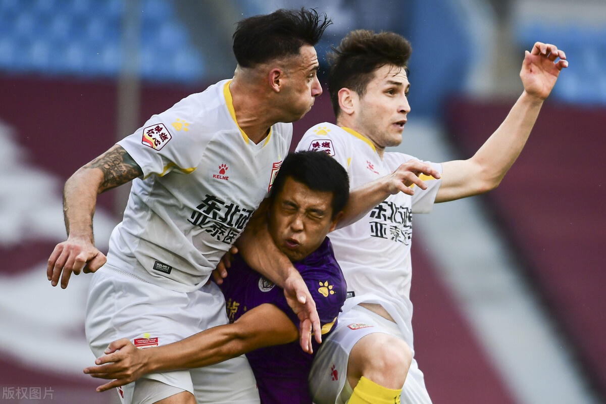 直播-勒沃库森训练开放日，冲刺阶段单刀错失引欢呼，法甲在即，临场指挥获称赞(勒沃库森历届球星)